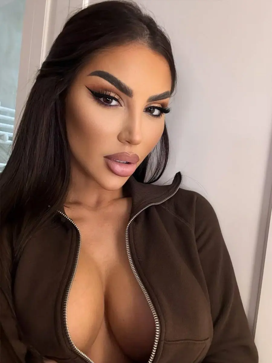 Naomi photo 6